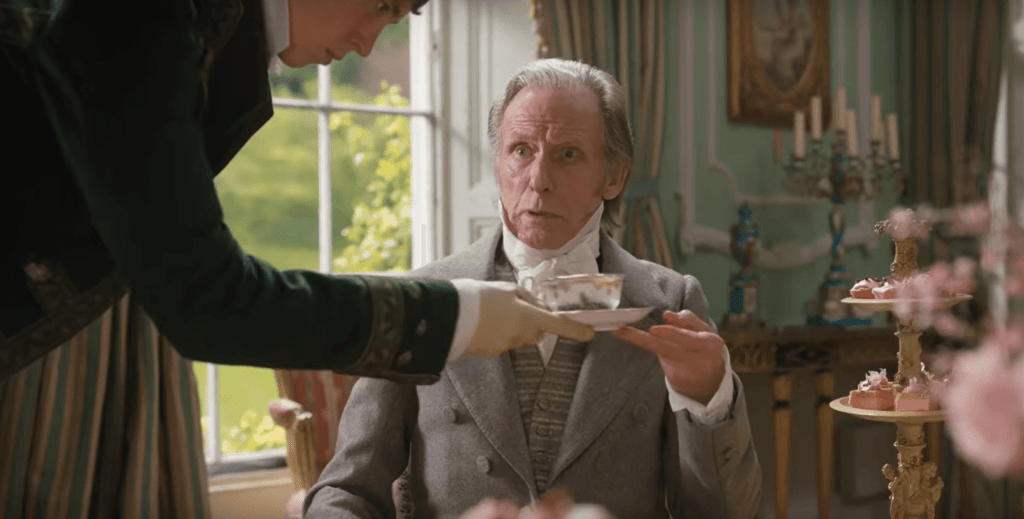 Kadr z filmu Emma 2020 - Woodhouse zdziwiony przy śniadaniu