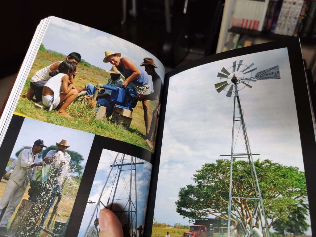 Główni bohaterowie spoglądający na widzów