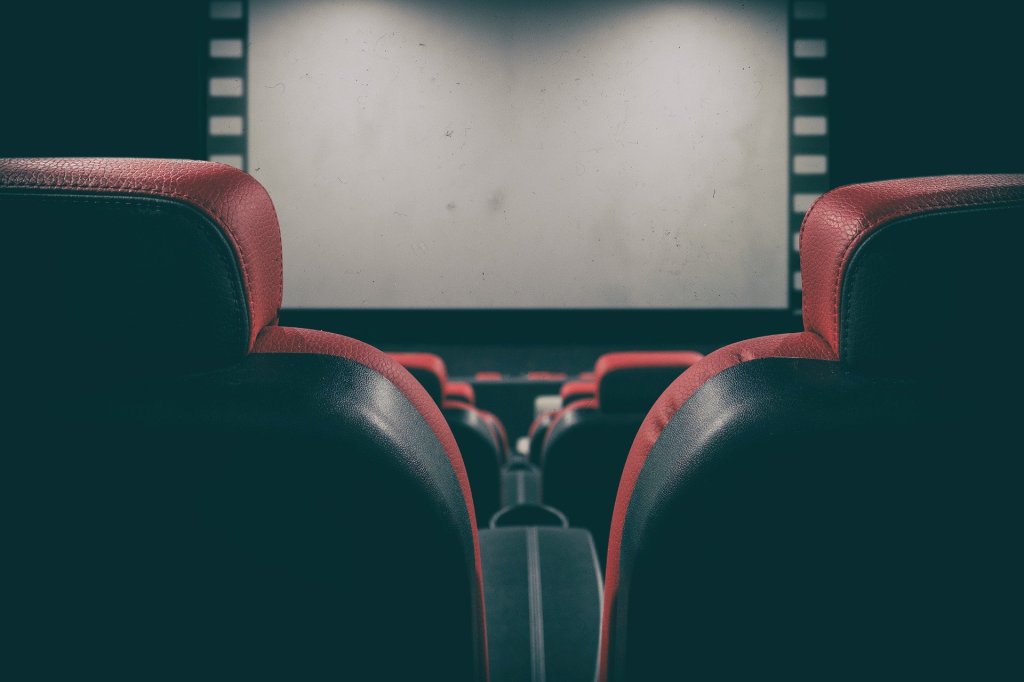 Widok sali kinowej spomiędzy foteli