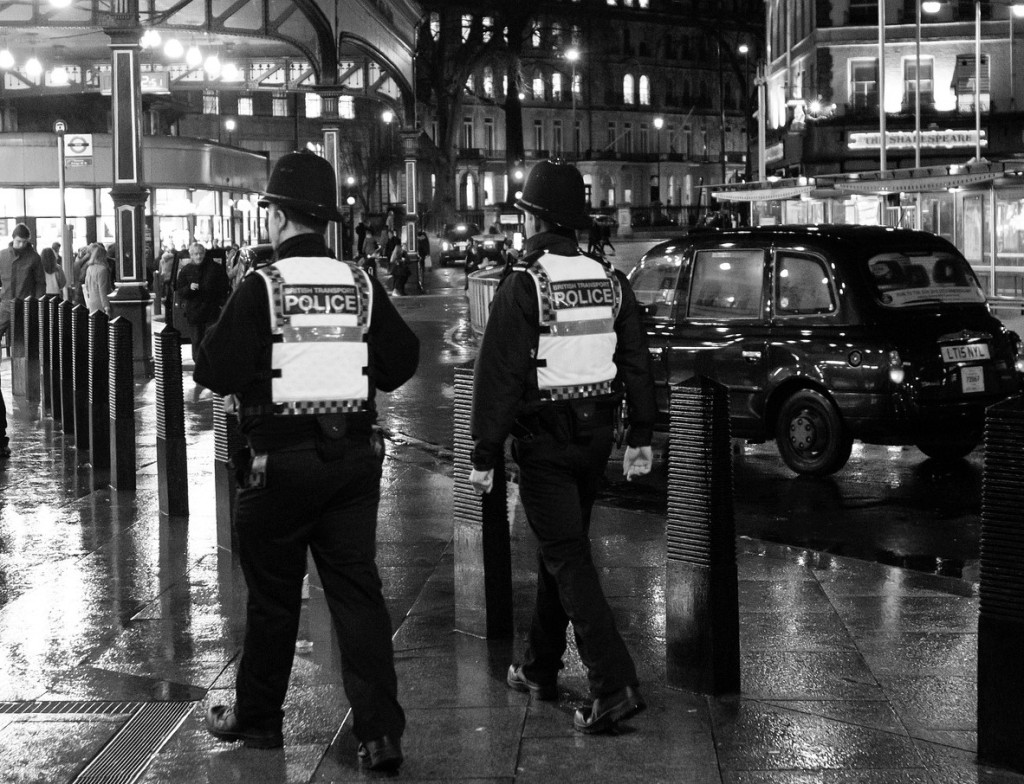 Dwóch funkcjonariuszy Scotland Yardu na patrolu.
