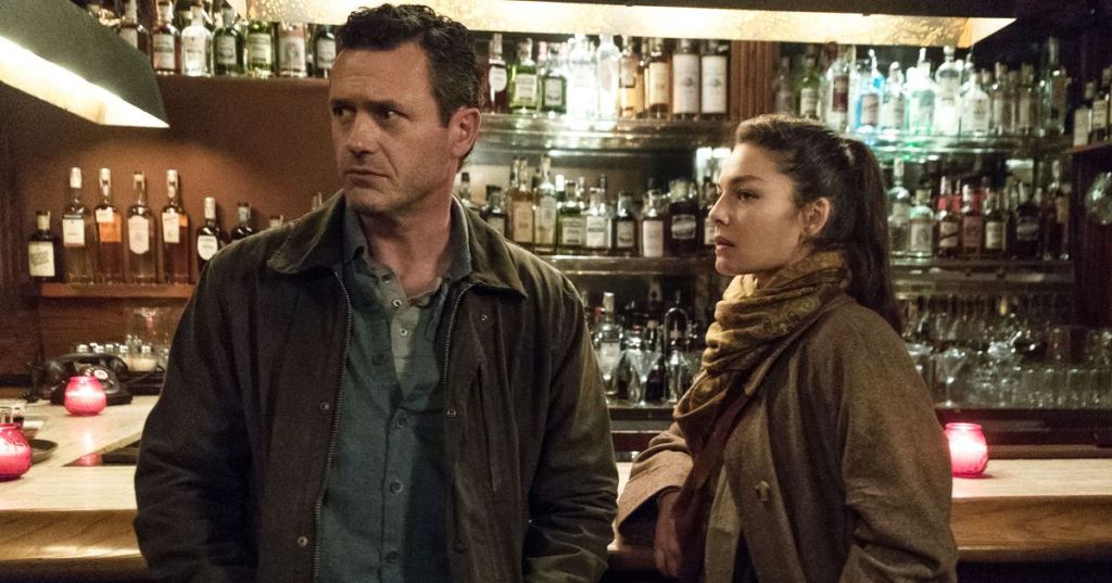 Juliana Crain i Wyatt Price w barze