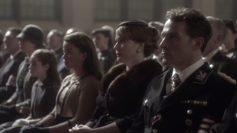 John Smith z rodziną, na pogrzebie syna Thomasa